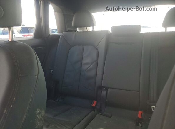 WA1DECF38R1049860 2024 AUDI Q3 Red Вид задньої частини салону