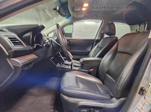 4S4BSAKC1H3259358 2017 SUBARU OUTBACK Серебряный Вид салона спереди