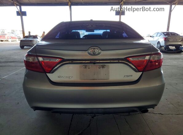 4T1BF1FK7HU367449 2017 TOYOTA CAMRY Серебряный Вид сзади