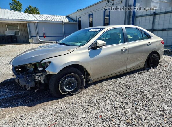 4T4BF1FK2GR571449 2016 TOYOTA LE Серебряный Передняя левая четверть