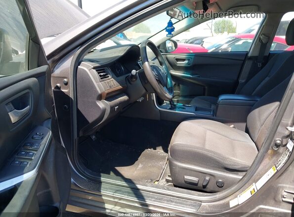 4T4BF1FK3GR569872 2016 TOYOTA LE Серый Вид салона спереди