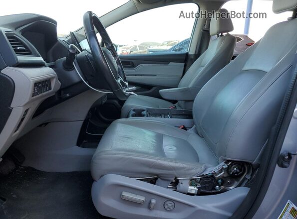 5FNRL6H86JB006562 2018 HONDA ODYSSEY Серебряный Вид салона спереди