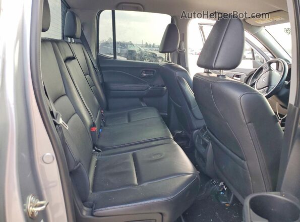 5FPYK2F52HB002607 2017 HONDA RIDGELINE Silver Widok tylnych siedzeń