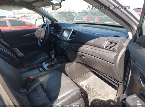 5FPYK2F58JB000785 2018 HONDA RIDGELINE Серебряный Вид салона спереди