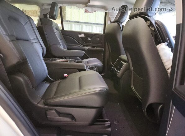 5LM5J7WC6SGL10461 2025 LINCOLN AVIATOR White Vista interior trasera