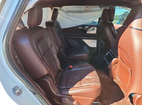 5LM5J9XCXNGL15547 2022 LINCOLN AVIATOR Белый Вид задней части салона