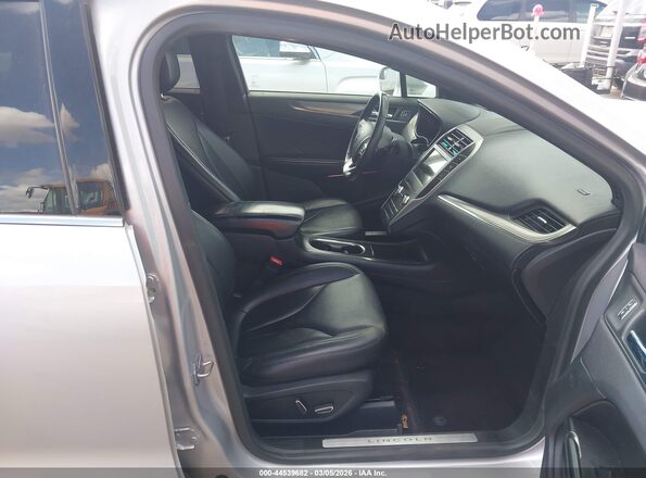5LMCJ1C93HUL33865 2017 LINCOLN MKC Серебряный Вид салона спереди