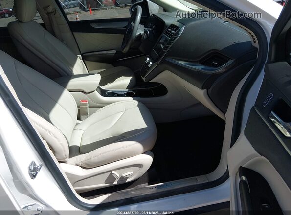 5LMCJ1C96KUL38405 2019 LINCOLN MKC White Widok wnętrza z przodu