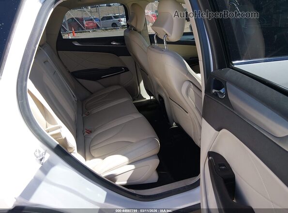 5LMCJ1C96KUL38405 2019 LINCOLN MKC White Widok naklejki z numerem VIN