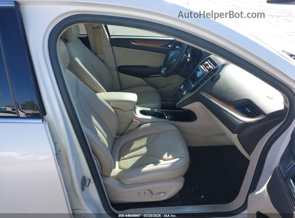 5LMCJ2C95KUL09208 2019 LINCOLN MKC White Front interior view