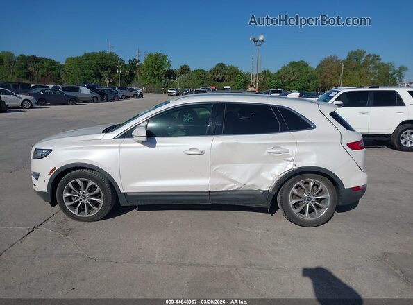 5LMCJ2C95KUL09208 2019 LINCOLN MKC White 360 interior view