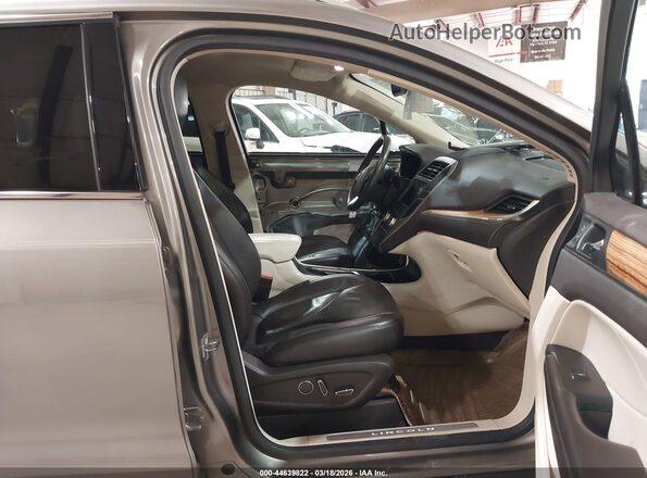5LMCJ2C97GUJ26920 2016 LINCOLN MKC Gold Widok wnętrza z przodu