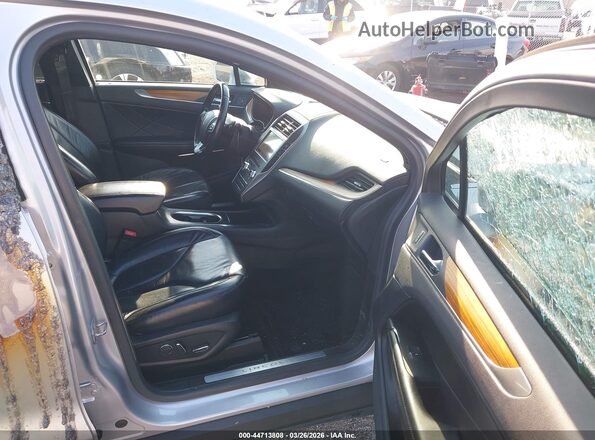 5LMCJ2D92KUL44299 2019 LINCOLN MKC Серебряный Вид салона спереди