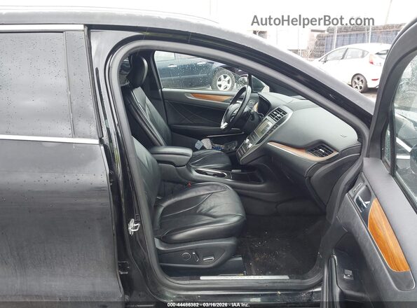 5LMCJ3D98HUL54916 2017 LINCOLN MKC Черный Вид салона спереди