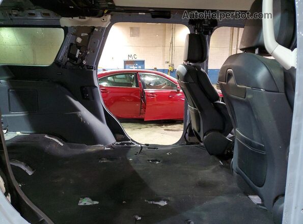 5LMJJ2LG2SEL13474 2025 LINCOLN NAVIGATOR Silver Widok wnętrza z tyłu
