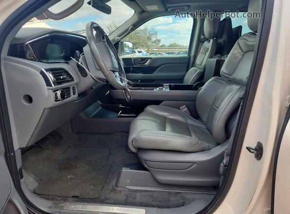5LMJJ2LT2JEL07797 2018 LINCOLN NAVIGATOR Белый Вид салона спереди