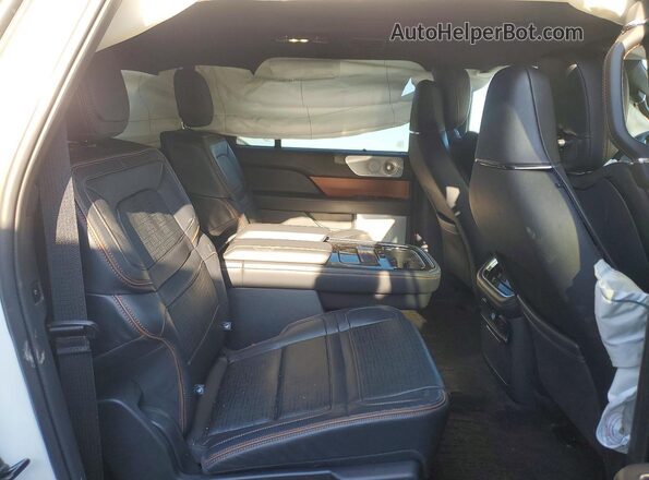 5LMJJ3TG4REL20135 2024 LINCOLN NAVIGATOR Белый Вид задней части салона