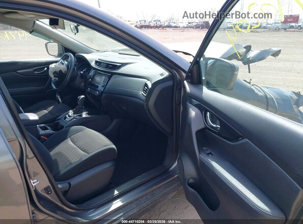 5N1AT2MV8HC786181 2017 NISSAN ROGUE Черный Вид салона спереди