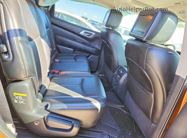 5N1DR2MM3HC600274 2017 NISSAN PATHFINDER Золотой Вид задней части салона