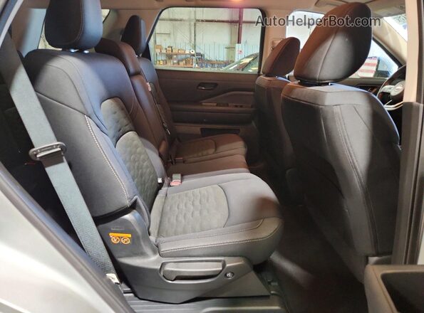 5N1DR3BA3SC239683 2025 NISSAN PATHFINDER Silver Widok wnętrza z tyłu