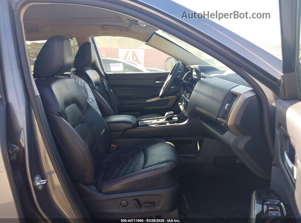 5N1DR3DG5SC208405 2025 NISSAN PATHFINDER Серый Вид салона спереди