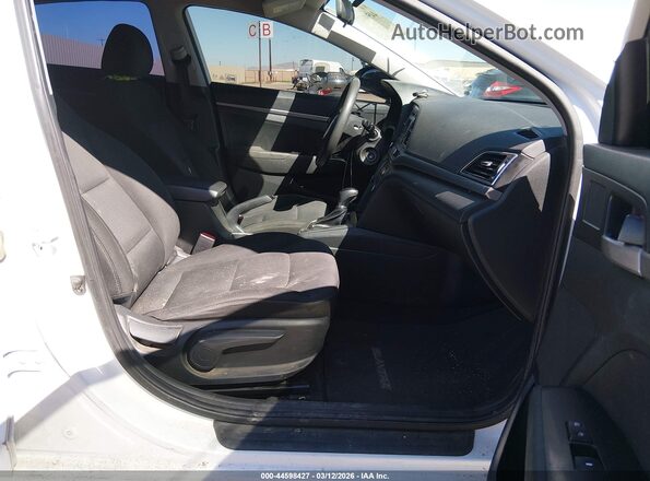 5NPD74LF1JH355803 2018 HYUNDAI ELANTRA Белый Вид салона спереди