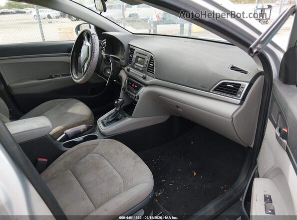 5NPD74LF7HH175977 2017 HYUNDAI ELANTRA Silver Widok wnętrza z przodu