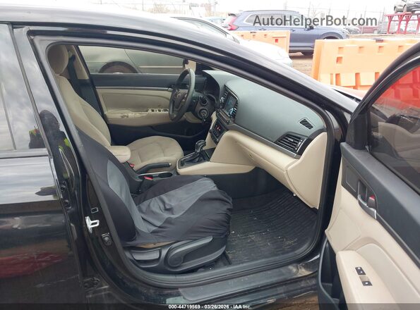 5NPD84LF3HH069880 2017 HYUNDAI ELANTRA Черный Вид салона спереди