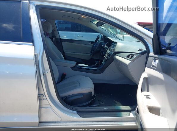 5NPE24AF0HH465709 2017 HYUNDAI SONATA Серебряный Вид салона спереди