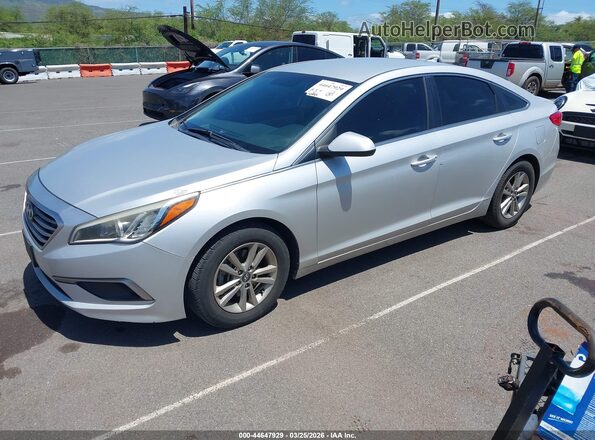 5NPE24AF0HH465709 2017 HYUNDAI SONATA Серебряный Передняя левая четверть
