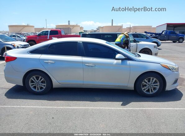 5NPE24AF0HH465709 2017 HYUNDAI SONATA Серебряный Вид задней части салона