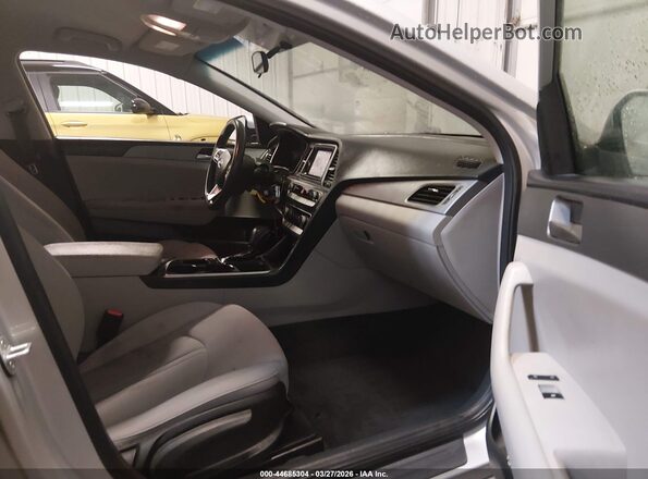 5NPE24AF0KH820367 2019 HYUNDAI SONATA Серебряный Вид салона спереди