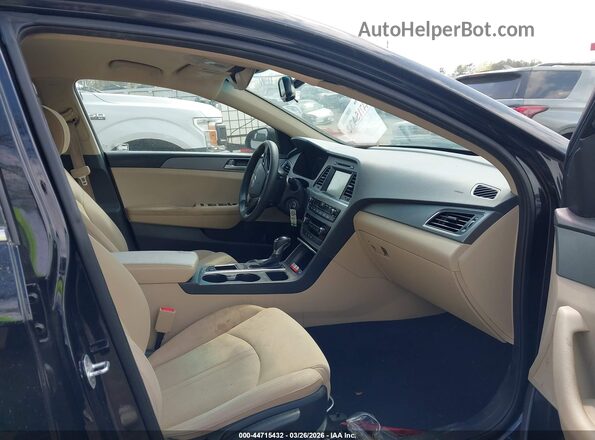 5NPE24AF2HH465792 2017 HYUNDAI SONATA Black Вид салону спереду