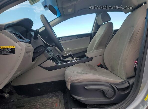 5NPE24AF2HH474640 2017 HYUNDAI SONATA Серебряный Вид салона спереди