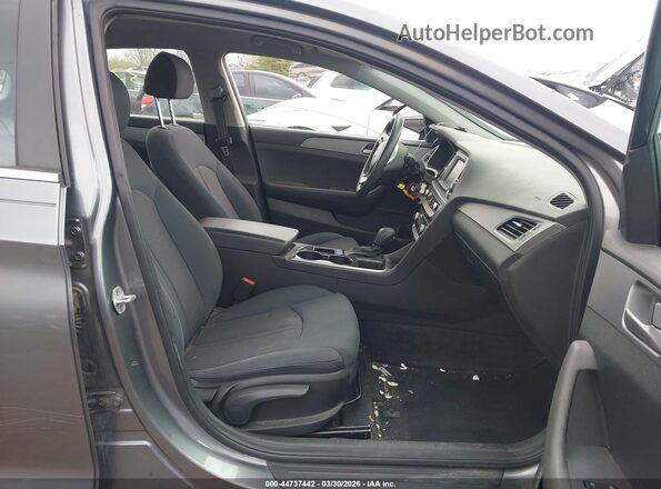 5NPE24AF5JH648514 2018 HYUNDAI SONATA Gray Widok wnętrza z przodu