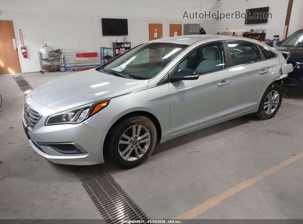 5NPE24AF7HH506935 2017 HYUNDAI SONATA Серебряный Передняя левая четверть
