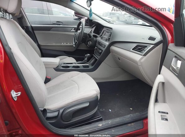 5NPE24AF8HH489272 2017 HYUNDAI SONATA Красный Вид салона спереди