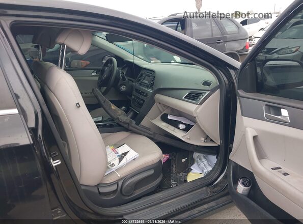 5NPE24AF8HH500948 2017 HYUNDAI SONATA Black Widok wnętrza z przodu