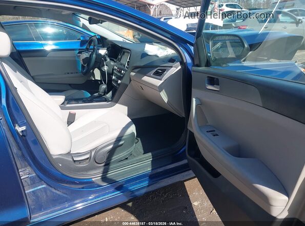 5NPE24AF8KH780555 2019 HYUNDAI SONATA Синий Вид салона спереди