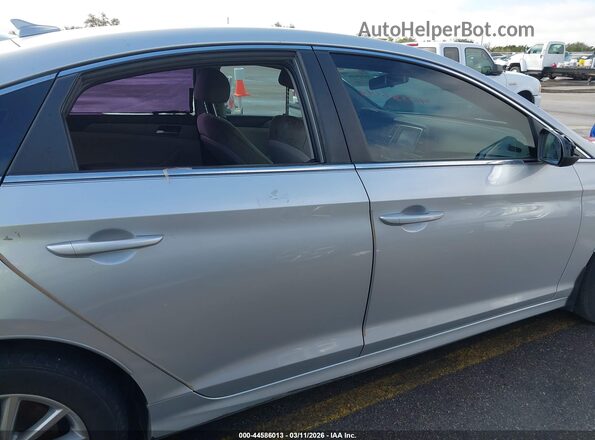 5NPE24AFXJH673375 2018 HYUNDAI SONATA Silver Вид задньої частини салону