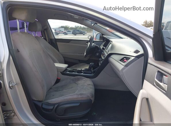 5NPE24AFXJH673375 2018 HYUNDAI SONATA Silver Вид салону спереду