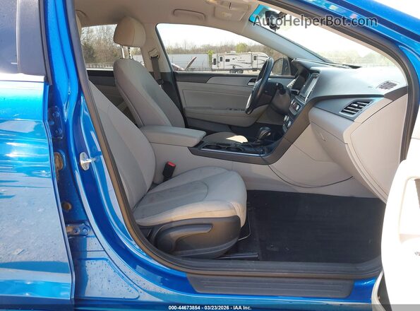 5NPE34AF3KH778080 2019 HYUNDAI SONATA Синий Вид салона спереди