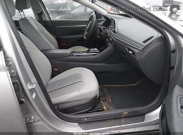 5NPEG4JA2LH015414 2020 HYUNDAI SONATA Серебряный Вид салона спереди
