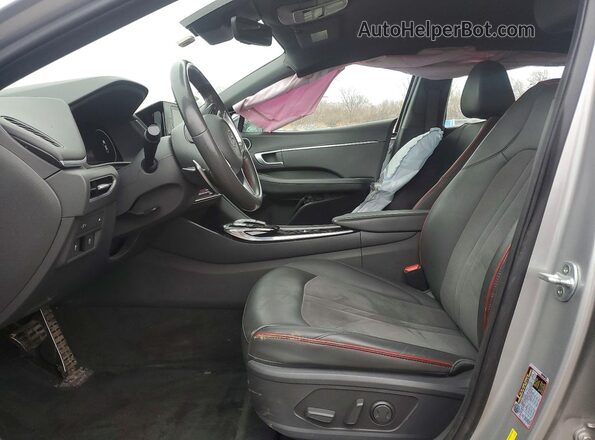5NPEJ4J23LH025895 2020 HYUNDAI SONATA Серебряный Вид салона спереди