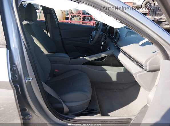 5NPLL4AG6NH080082 2022 HYUNDAI ELANTRA Серебряный Вид салона спереди