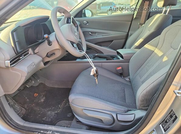 5NPLL4AG7PH110192 2023 HYUNDAI ELANTRA Silver Вид салону спереду