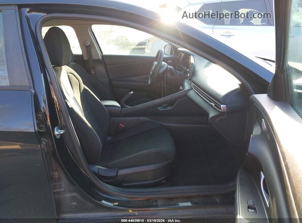 5NPLM4AG0MH017569 2021 HYUNDAI ELANTRA Черный Вид салона спереди