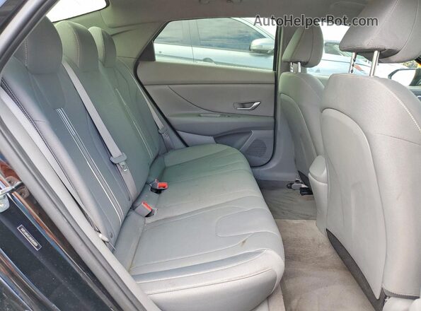 5NPLM4AG0NH058804 2022 HYUNDAI ELANTRA Black Widok tylnych siedzeń
