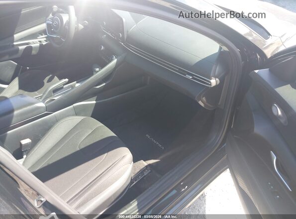 5NPLM4AG4PH118263 2023 HYUNDAI ELANTRA Черный Вид салона спереди