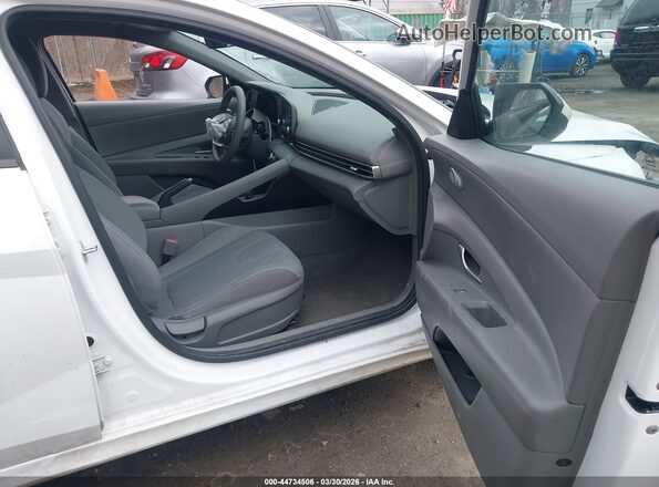 5NPLM4AG5PH104372 2023 HYUNDAI ELANTRA Белый Вид салона спереди